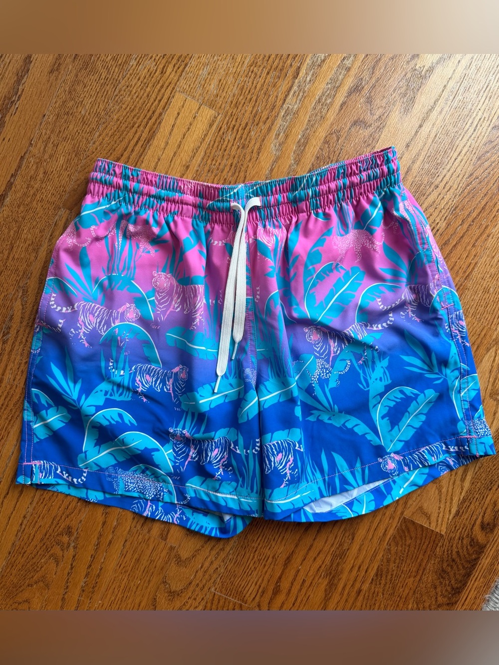 chubbies Men’s Pink & Blue Tropical Gradient Swim Trunks